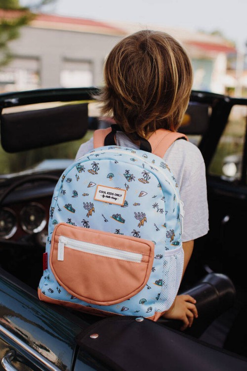 Kolorowy plecak dziecięcy Hello Hossy Blue Island z praktycznymi kieszeniami