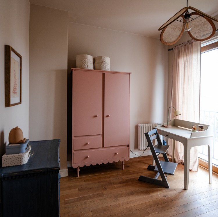 Drewniana szafa dla dzieci Babushka Różowa