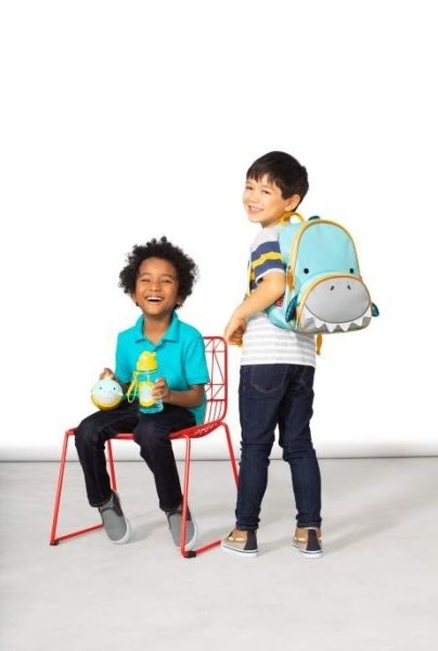 Skip Hop Plecak dla Dziecka Rekin ZOO Little Kid – dziecięcy plecak z motywem rekina, pojemna komora, boczna kieszeń na butelkę, regulowane miękkie szelki.