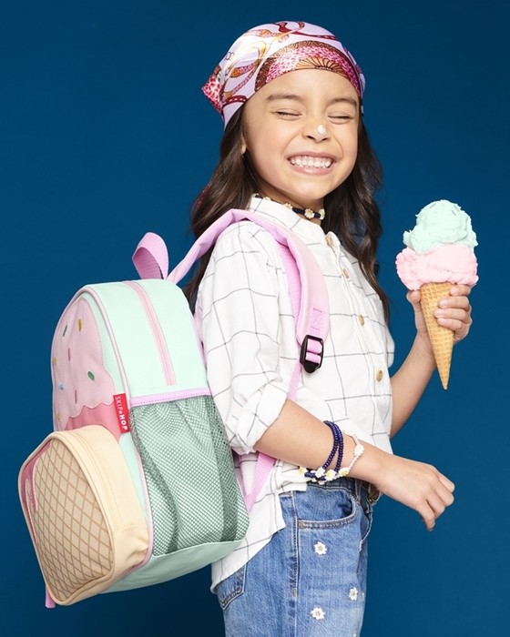 Skip Hop Plecak dla Dziecka Lody Spark Style Little Kid – różowy plecak z motywem lodów, boczna kieszeń na bidon, regulowane szelki, plecak przedszkolny dla dziewczynki.