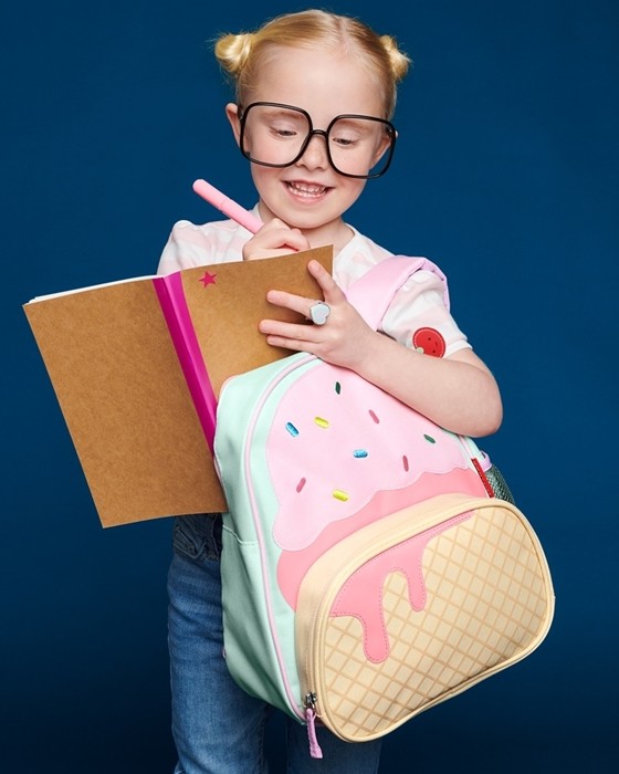 Skip Hop Plecak dla Dziecka Lody Spark Style Little Kid – różowy plecak z motywem lodów, boczna kieszeń na bidon, regulowane szelki, plecak przedszkolny dla dziewczynki.