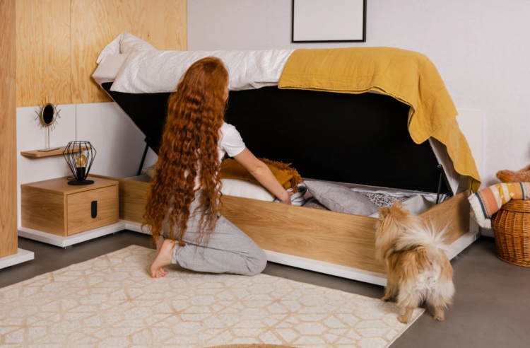 Biurko młodzieżowe SIMI – ergonomiczne biurko młodzieżowe z trzema szufladami - aranżacja, łóżko