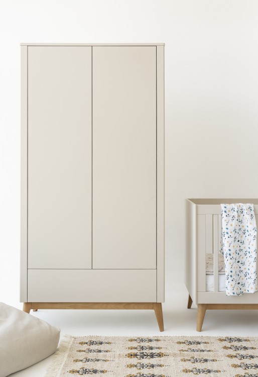 Szafa dwudrzwiowa PINIO Seth w kolorze szampańskim z szufladą push-to-open – elegancki design