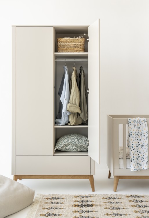 Szafa dwudrzwiowa PINIO Seth w kolorze szampańskim z szufladą push-to-open – elegancki design