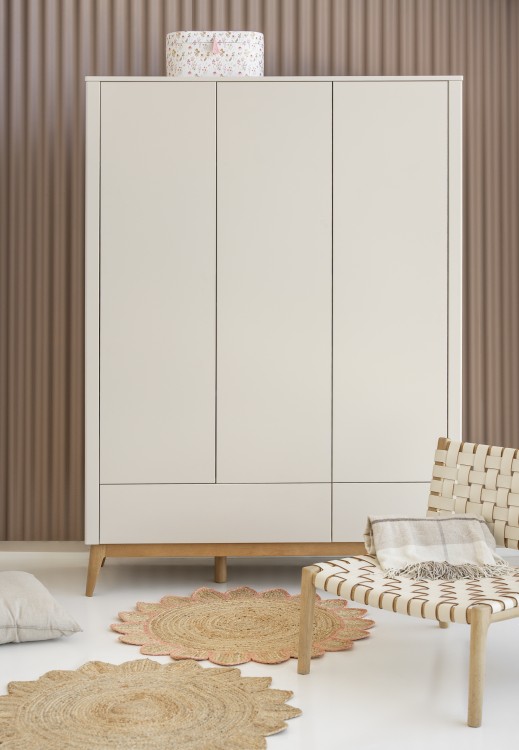 Szafa trzydrzwiowa PINIO Seth w kolorze szampańskim z 2 szufladami push-to-open – nowoczesny design