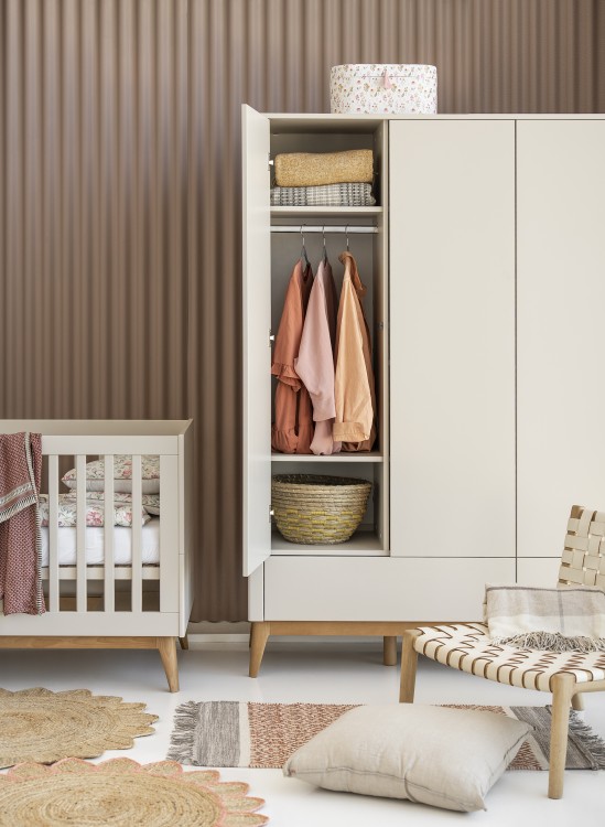 Szafa trzydrzwiowa PINIO Seth w kolorze szampańskim z 2 szufladami push-to-open – nowoczesny design