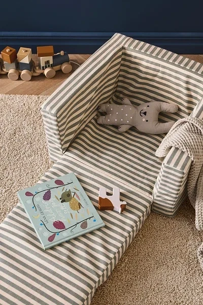 Kid’s Concept składany fotel w paski w pokoju dziecięcym