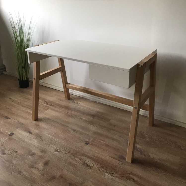 Biurko z drewna bukowego z regulowaną wysokością blatu