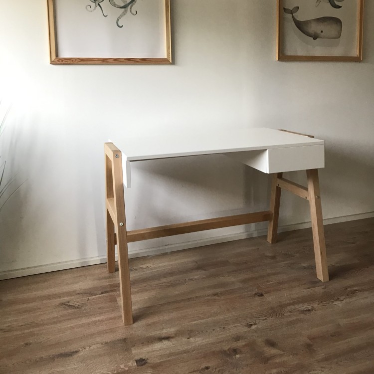 Regulowane biurko bukowe z szufladą dla dzieci