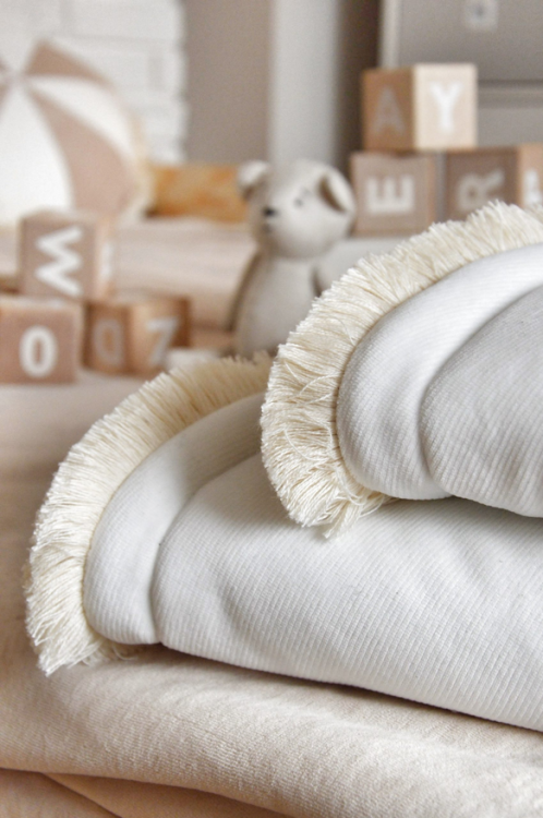 Welurowa narzuta na łóżko dziecięce, z frędzlami - dwustronna