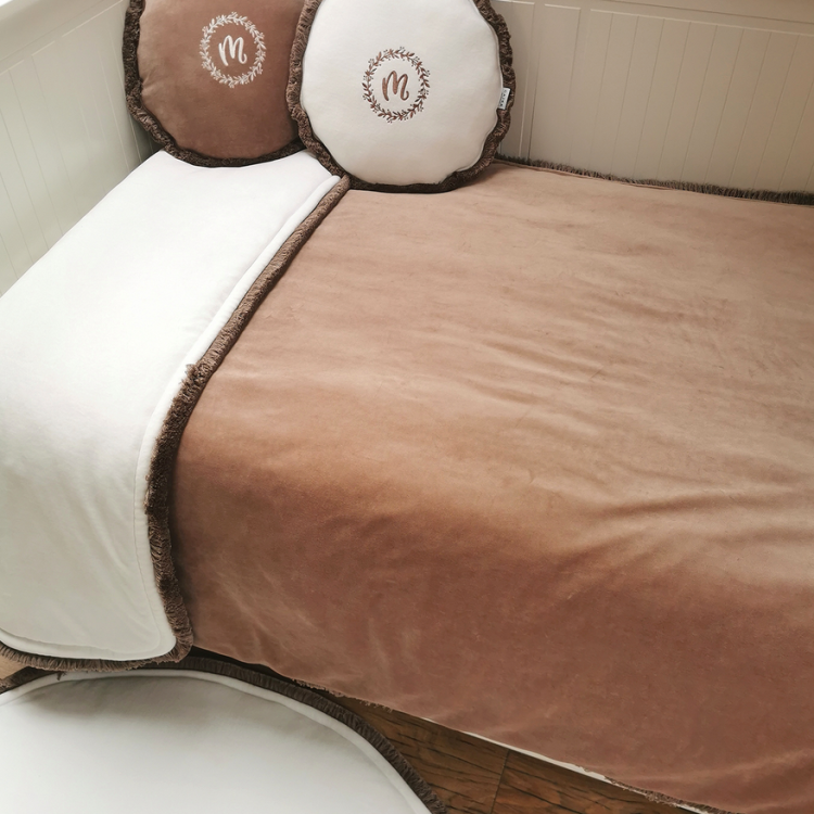 Welurowa narzuta na łóżko dziecięce, z frędzlami - dwustronna