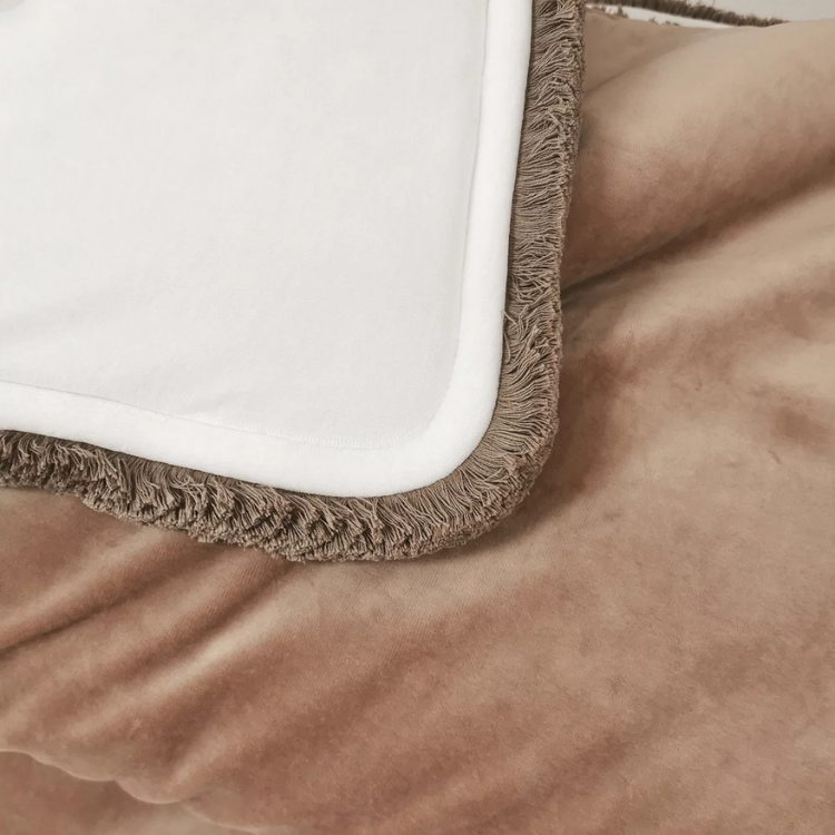 Welurowa narzuta na łóżko dziecięce, z frędzlami - dwustronna