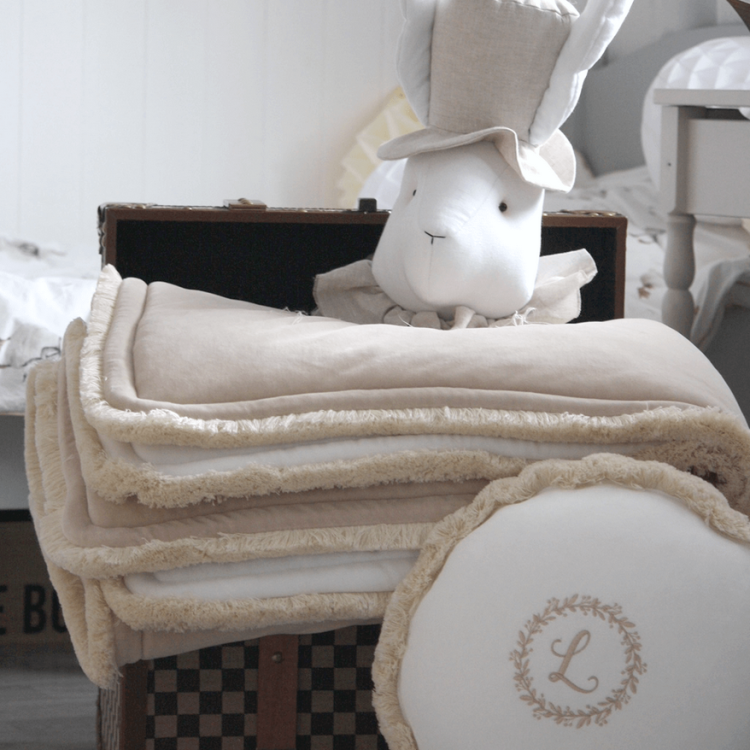 Welurowa narzuta na łóżko dziecięce, z frędzlami - dwustronna