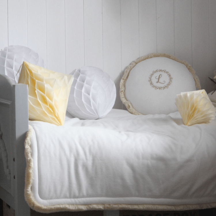 Welurowa narzuta na łóżko dziecięce, z frędzlami - dwustronna