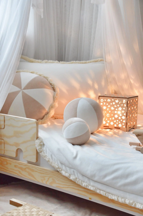 Welurowa narzuta na łóżko dziecięce, z frędzlami - dwustronna