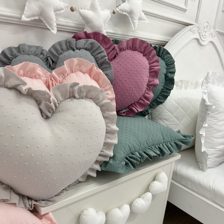 Plumeti Poduszka Serce z Falbanką 41x38 cm – dekoracja pokoju dziecięcego