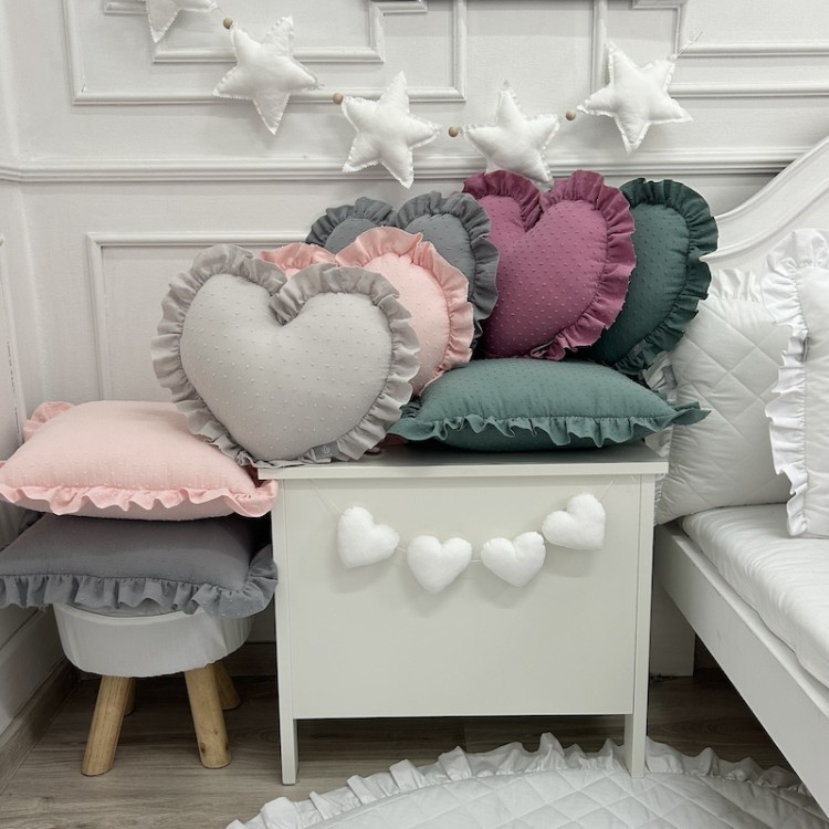 Plumeti Poduszka Serce z Falbanką 41x38 cm – dekoracja pokoju dziecięcego