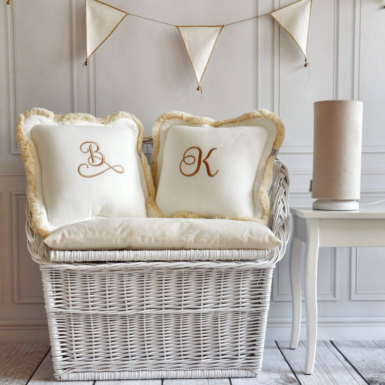 Poduszka welurowa ozdobna z haftem i frędzlami 40x40