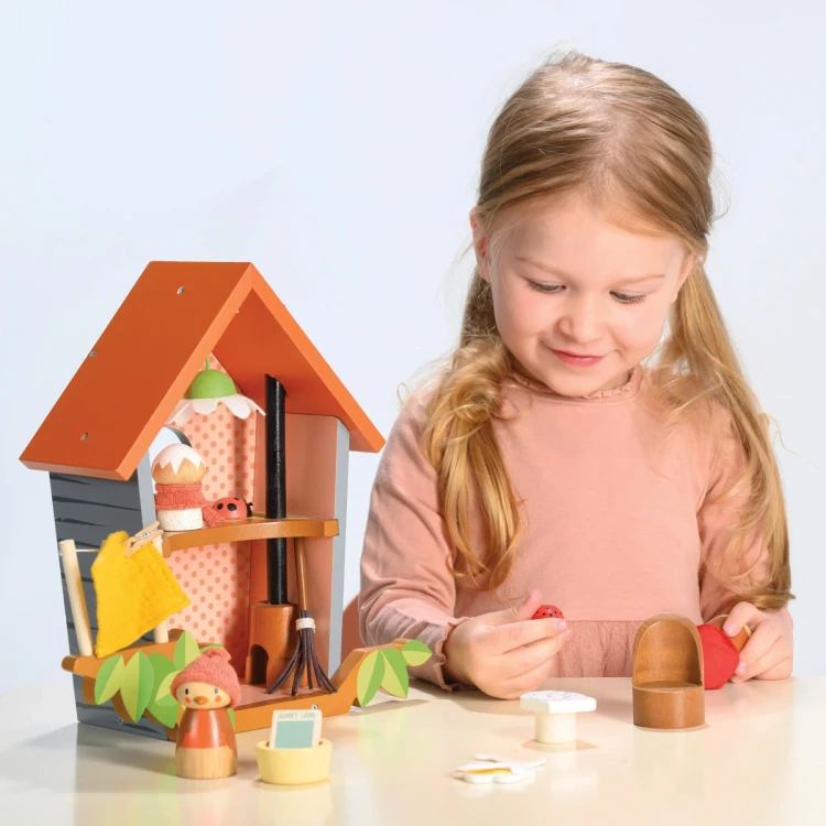 Gniazdko rodziny Robin – drewniany domek dla dzieci Tender Leaf Toys z mamą ptaszkiem Ruby i córeczką Rosy