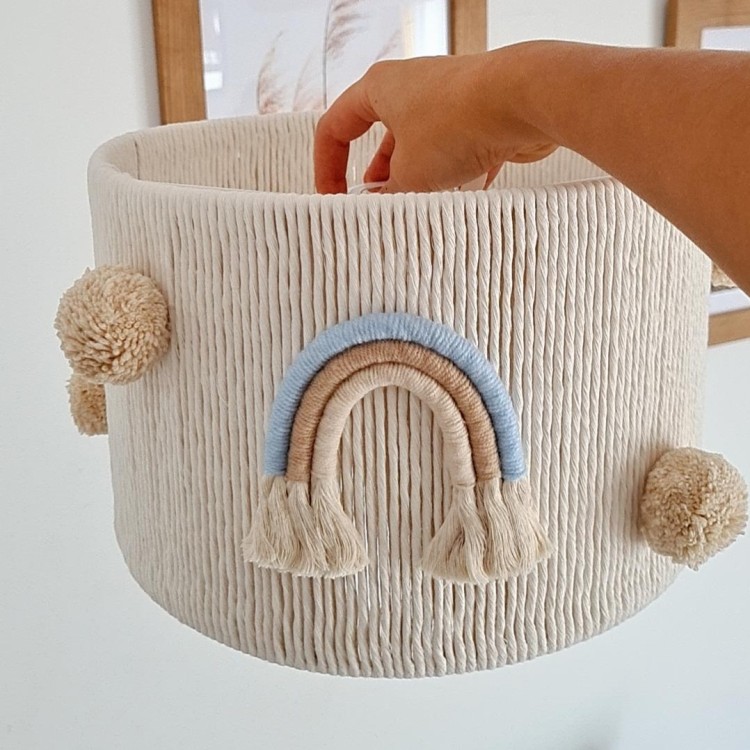 Lampa sufitowa Tęcza Błękitna z makramy i filcu – Marmys Felt Studio