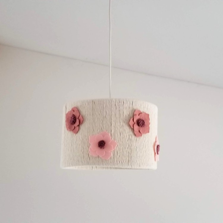 Ręcznie robiona lampa dziecięca z motywem kwiatów