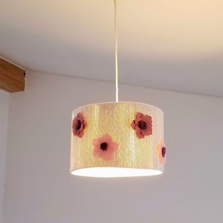 Ręcznie robiona lampa dziecięca z motywem kwiatów