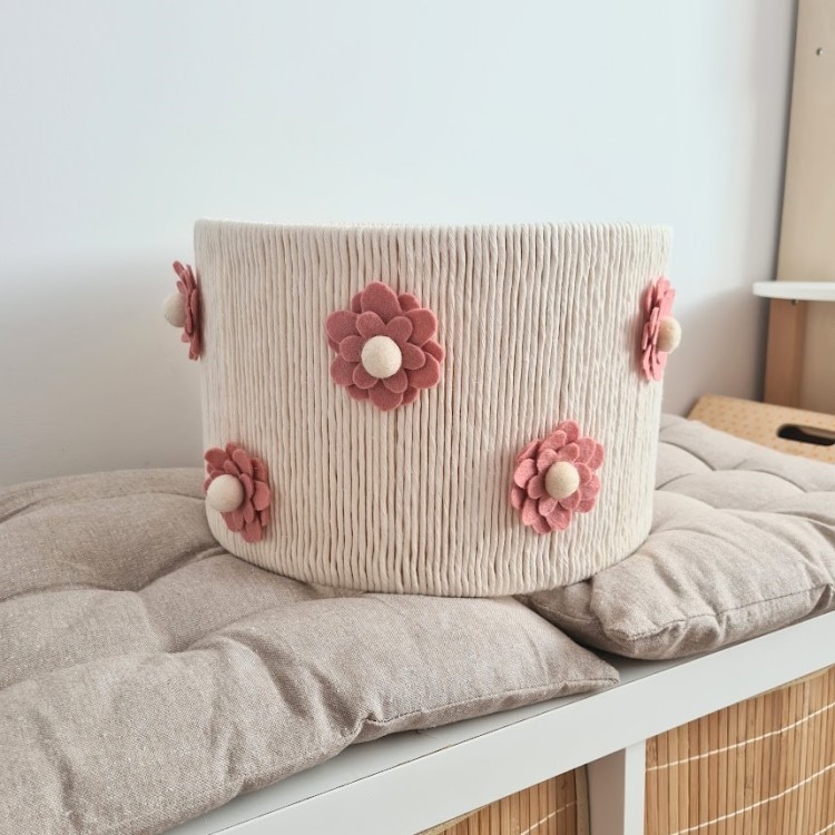 Ręcznie robiona lampa dziecięca z motywem różowych kwiatów