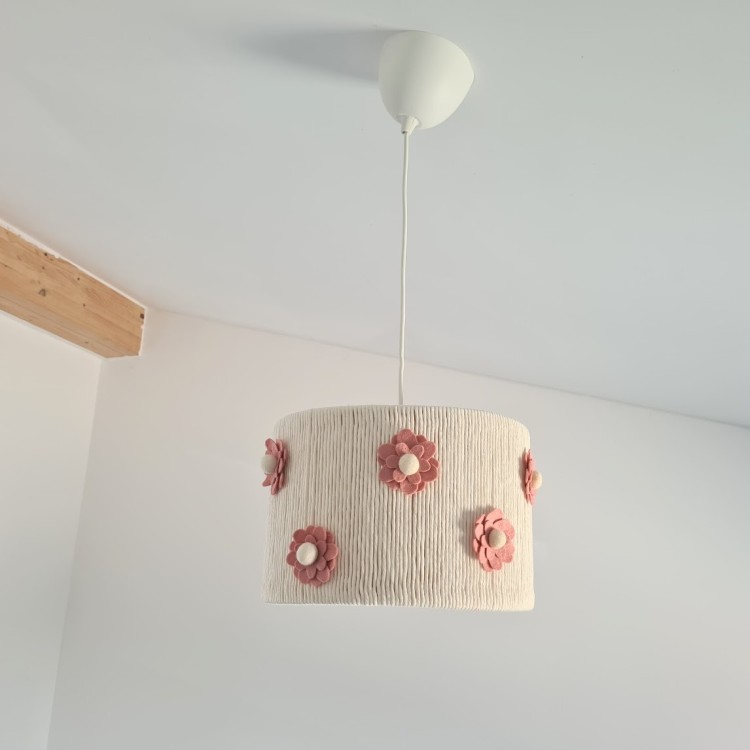 Ręcznie robiona lampa dziecięca z motywem różowych kwiatów
