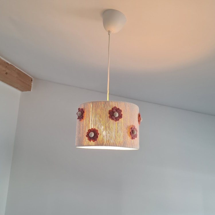 Ręcznie robiona lampa dziecięca z motywem różowych kwiatów