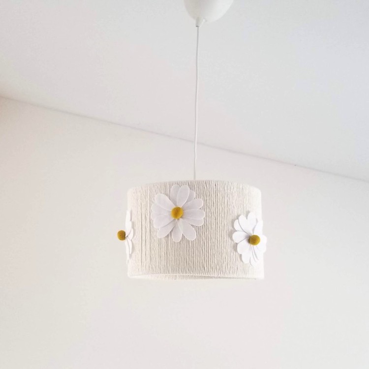 Lampa boho z filcu i włóczki z białymi kwiatamI