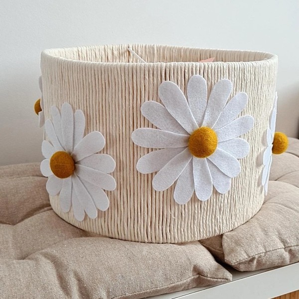 Lampa boho z filcu i włóczki z białymi kwiatamI