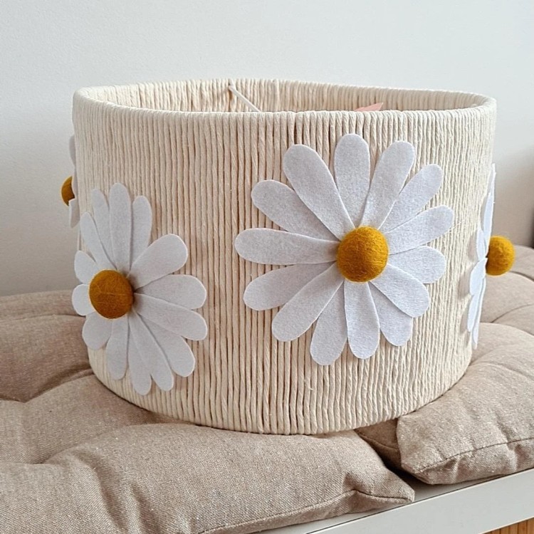 Lampa boho z filcu i włóczki z białymi kwiatamI