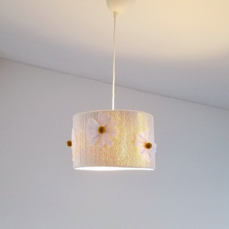 Dekoracyjna lampa sufitowa z kwiatowym motywem