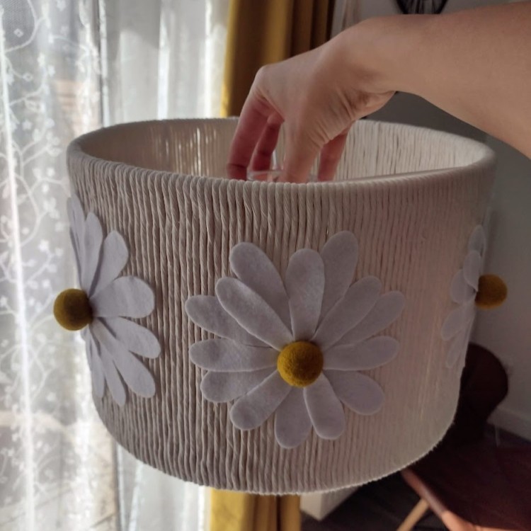 Dekoracyjna lampa sufitowa z kwiatowym motywem