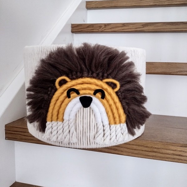 ręcznie robiona lampa dziecięca z motywem lwa