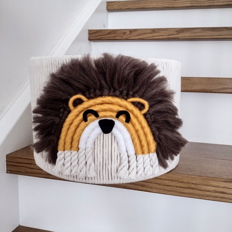 ręcznie robiona lampa dziecięca z motywem lwa