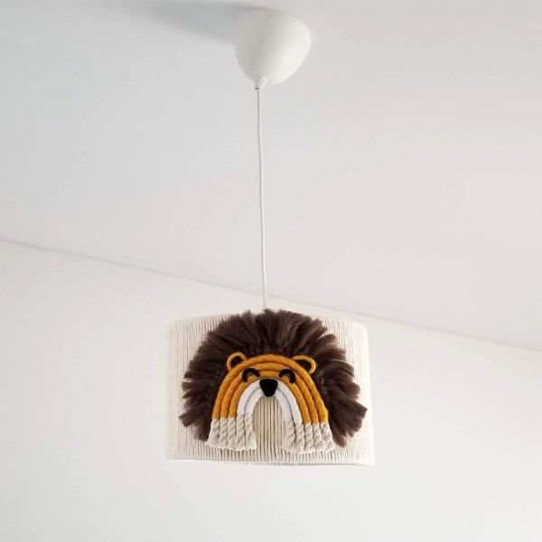 Lampa boho z filcu i włóczki w stylu safari
