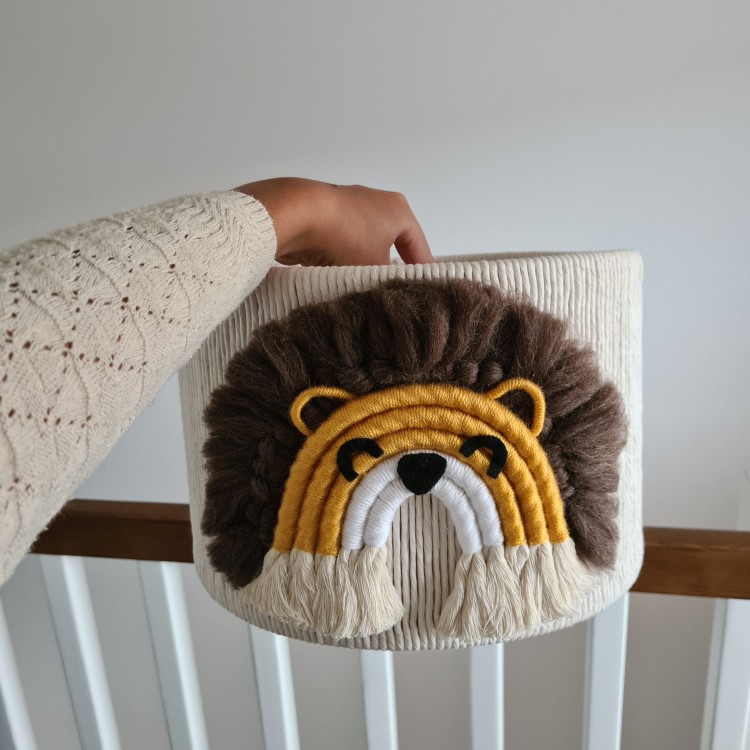 Lampa boho z filcu i włóczki w stylu safari