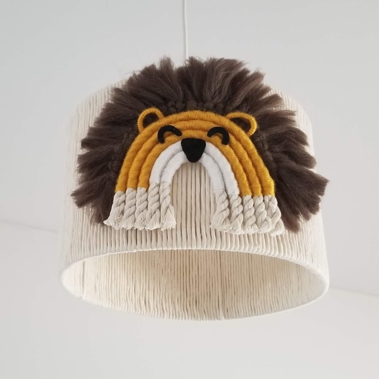 Lampa boho z filcu i włóczki w stylu safari