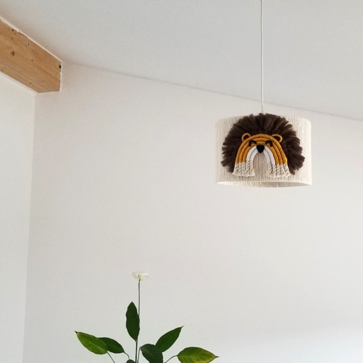Lampa boho z filcu i włóczki w stylu safari