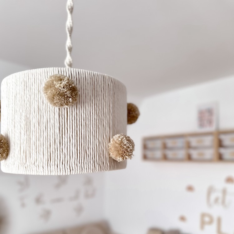 Ręcznie robiona lampa dziecięca z pomponami