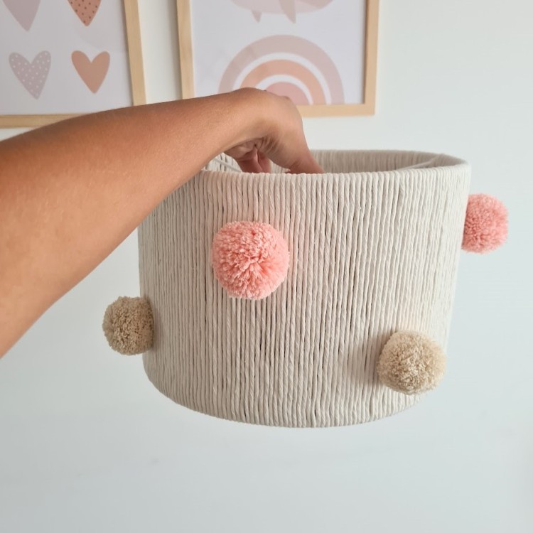 Lampa boho z filcu i włóczki z różowymi pomponami