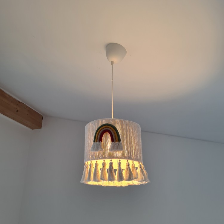 Ręcznie robiona lampa dziecięca z kolorową tęczą i chwostami