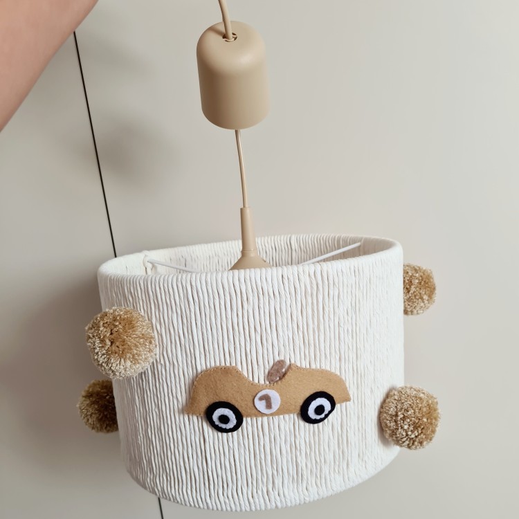 Ręcznie robiona lampa dziecięca z motywem autek retro