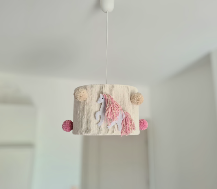 Ręcznie robiona lampa dziecięca z motywem jednorożca