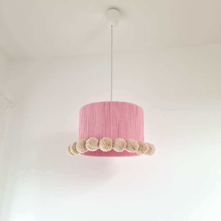 Lampa boho z filcu i włóczki z pomponami
