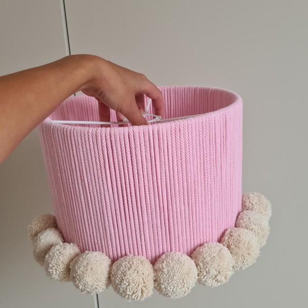 Lampa boho z filcu i włóczki z pomponami