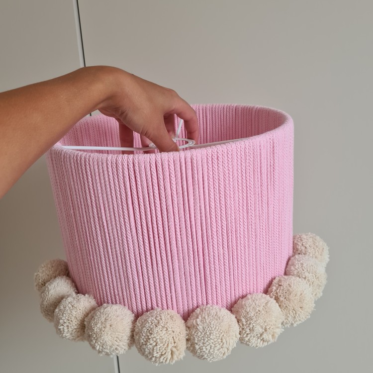 Lampa boho z filcu i włóczki z pomponami