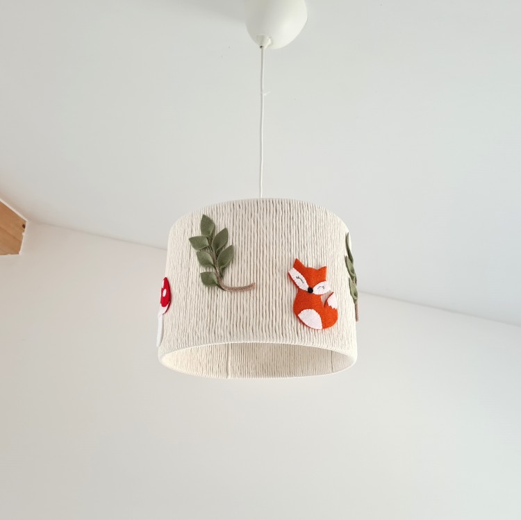 Lampa boho z filcu i włóczki z leśnymi zwierzątkami