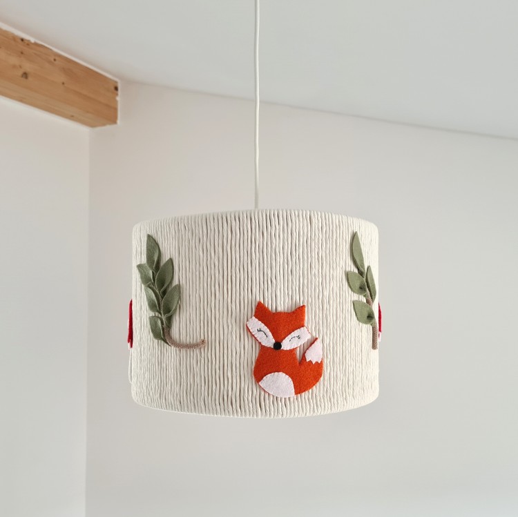Lampa boho z filcu i włóczki z leśnymi zwierzątkami
